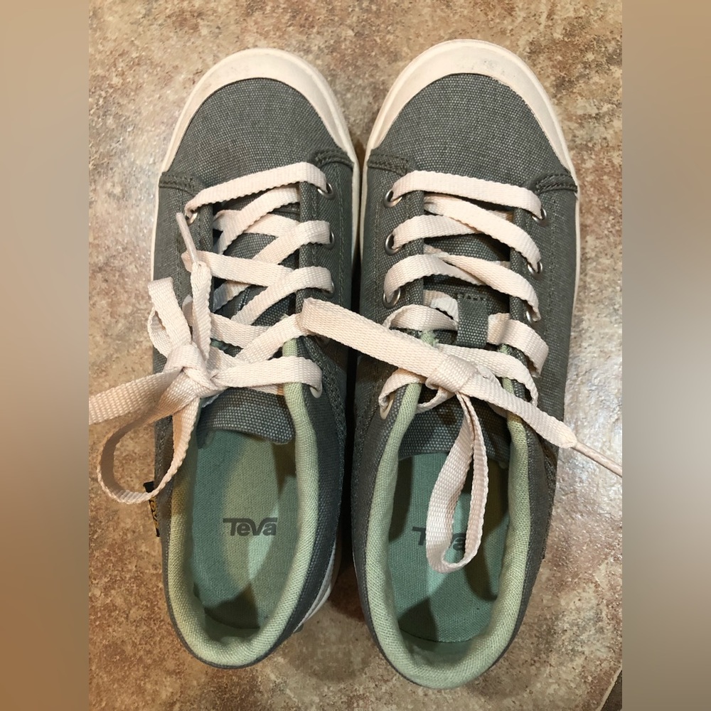 NWOT Teva Sneakers, Women’s 5 (Kids 3)